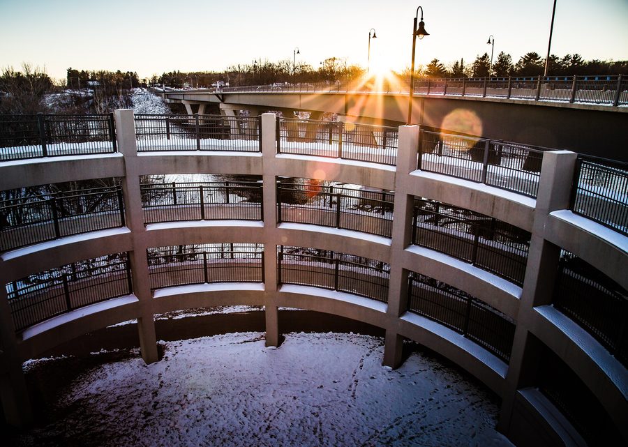 Il Mississippi River Trail sale dal Lions Park verso il Sauk Rapids Regional Bridge nel Minnesota.