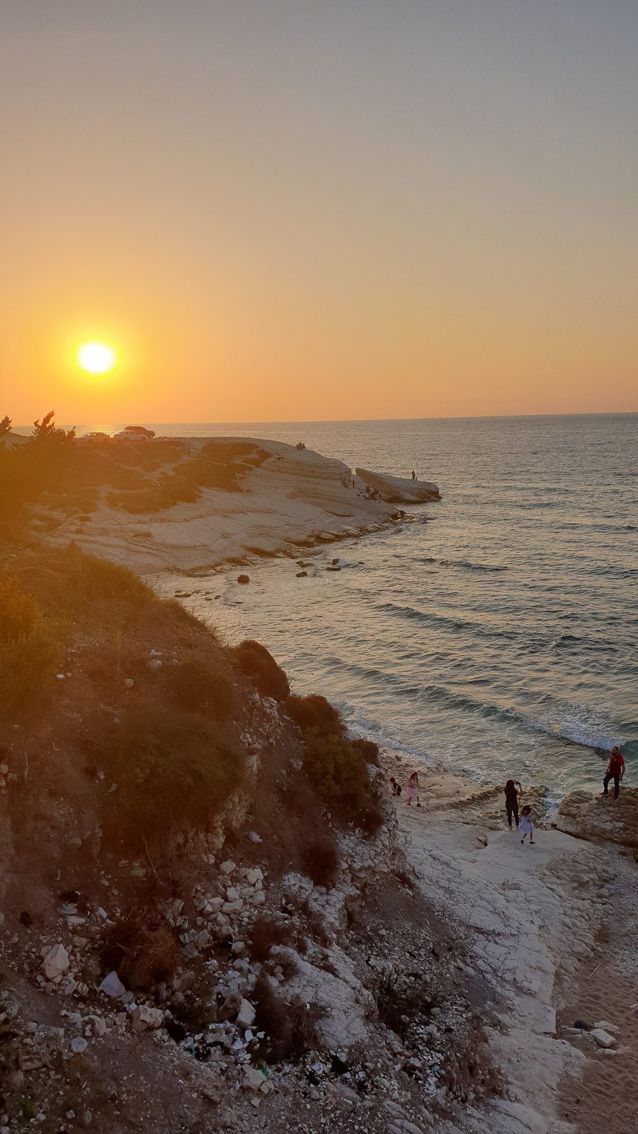 Tramonto sulla costa rocciosa del Mediterraneo presso Latakia