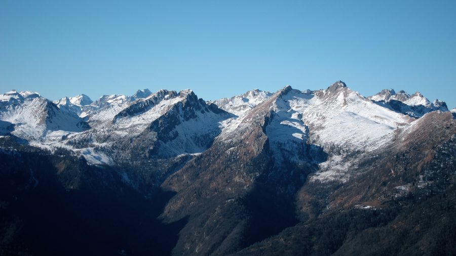 Vista sul paesaggio montano boscato della Valle Onsernone in Ticino