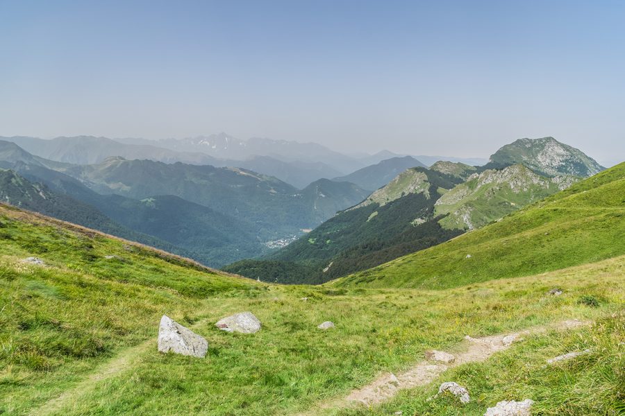 Paesaggio montano visto dal Port de Saleix nel Parc naturel régional des Pyrénées ariégeoises, Ariège, Francia