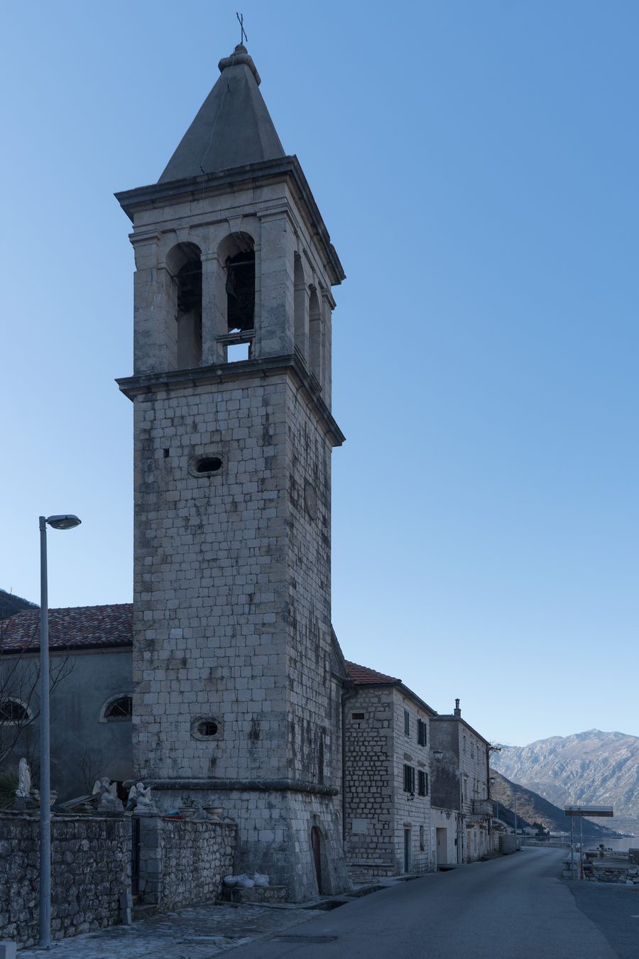 Chiesa Imena Marijinog a Donji Stoliv sulla baia di Cattaro