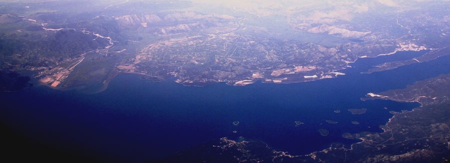 Veduta aerea del delta della Neretva con campi agricoli e paesaggio costiero nella contea di Dubrovnik-Neretva