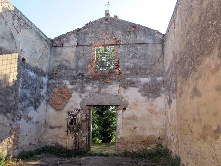 Rovine della precedente chiesa di San Pietro a Balconevisi