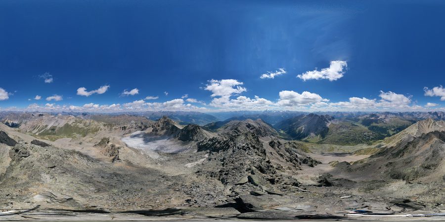 Paesaggio montano alpino nei dintorni di Tubre in Val Monastero