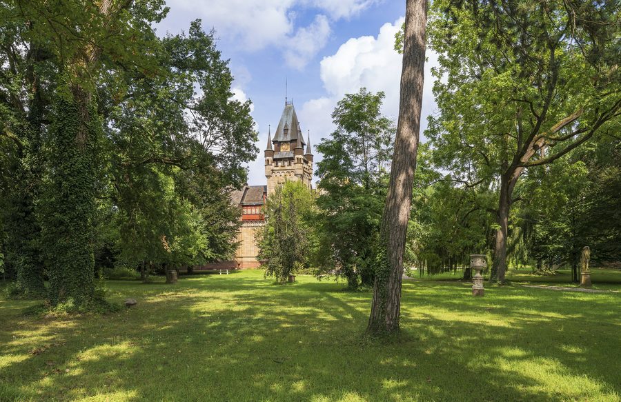Castello di Gondelsheim visto da ovest attraverso il parco
