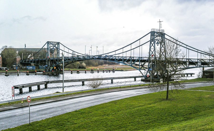 Ponte Kaiser-Wilhelm sopra un bacino portuale a Wilhelmshaven