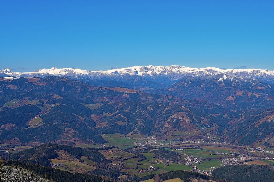 Vista sulla Mur verso il gruppo dell’Hochschwab nella Murtal