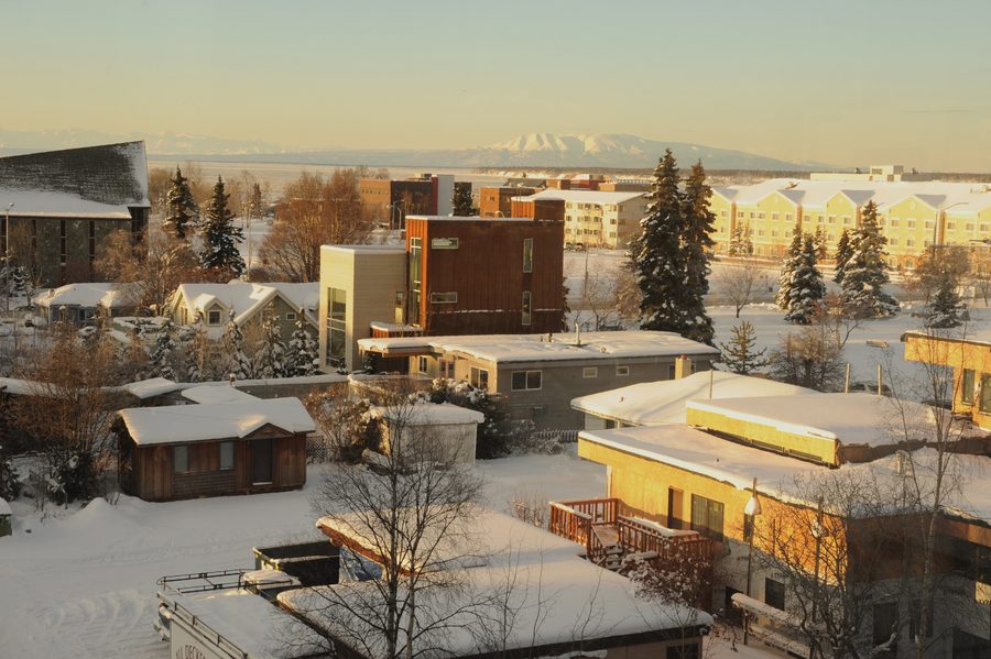 Vista invernale su Anchorage verso il Knik Arm del Cook Inlet e il Mount Susitna