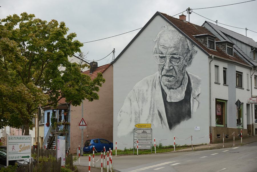 Ritratto del pittore e grafico Walter Bernstein come graffiti su una facciata a Schiffweiler