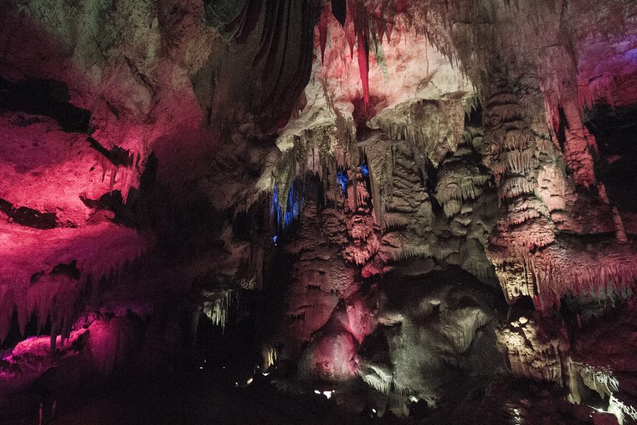 Sale di stalattiti illuminate della Grotta di Prometeo nel comune di Tskaltubo
