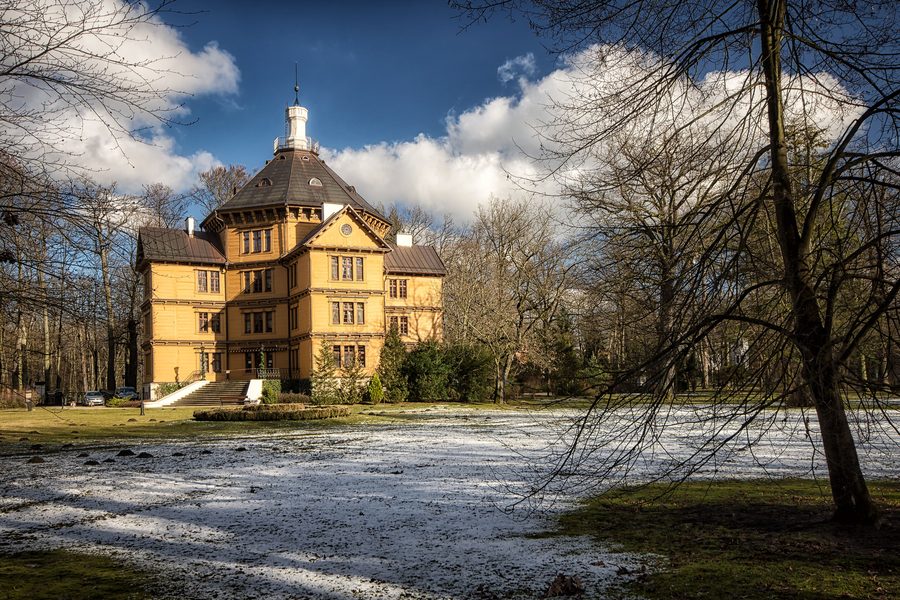 Veduta esterna del palazzo di caccia di Antonin nel parco