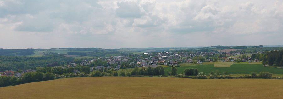 Veduta aerea di Arzfeld nell’Eifel con ambiente rurale