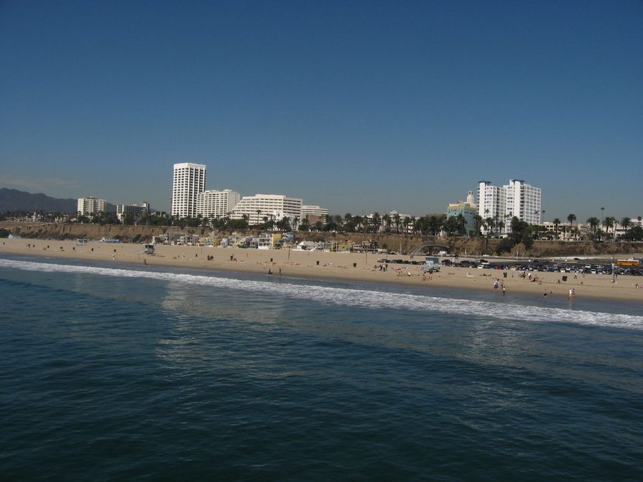 Vista dal Santa Monica Pier sulla spiaggia di Santa Monica e sulla costa del Pacifico