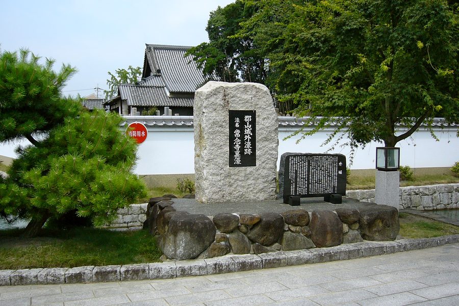 Muro fortificato in pietra del castello Kōriyama a Yamatokōriyama, Nara