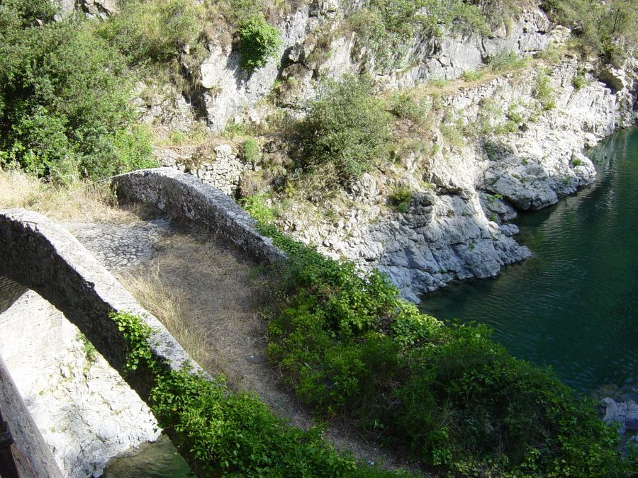 Vecchio ponte sul fiume Roya ad Airole