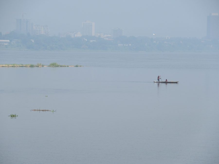Persone con una canoa sul fiume Congo