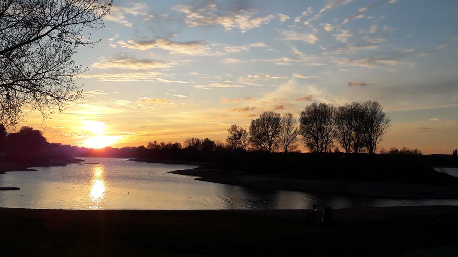 Spiaggia presso Giesbeek sul Rhederlaag al tramonto