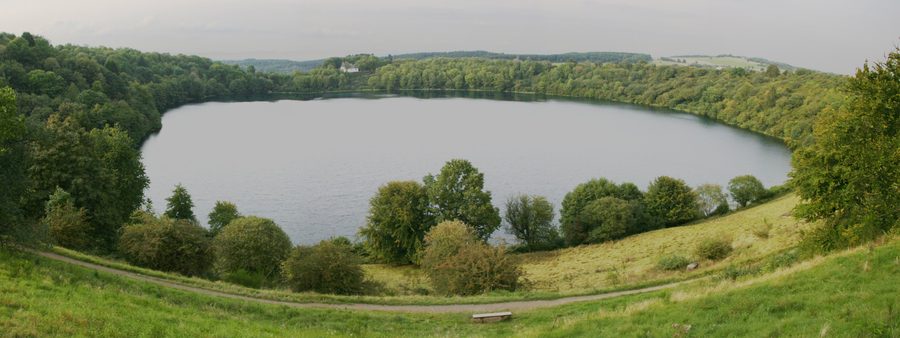 Vista del Weinfelder Maar presso Daun nella Vulkaneifel