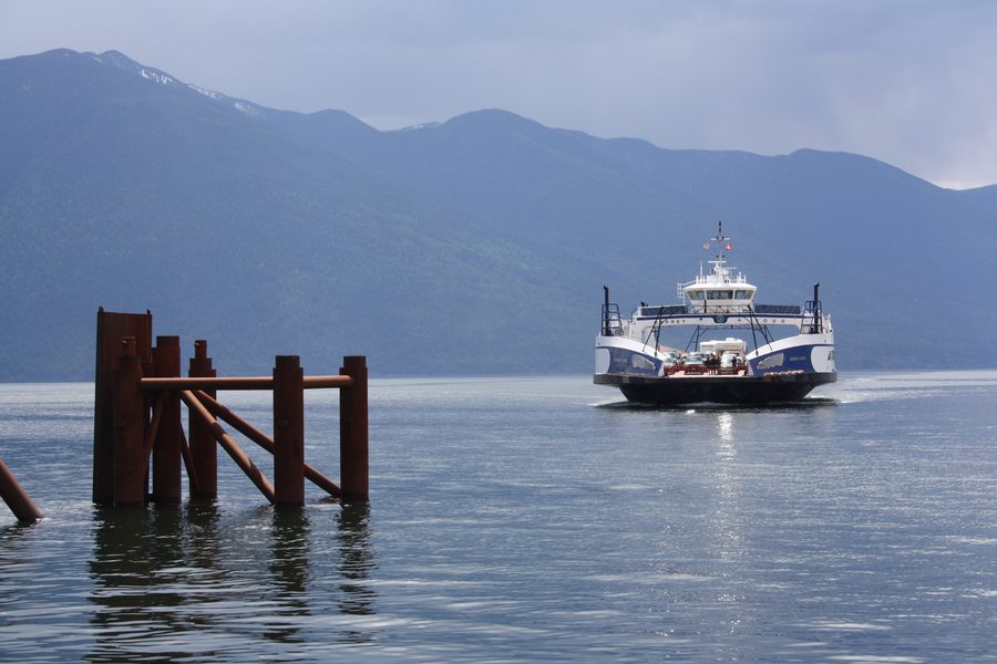 Traghetto sul Kootenay Lake davanti a uno sfondo montano