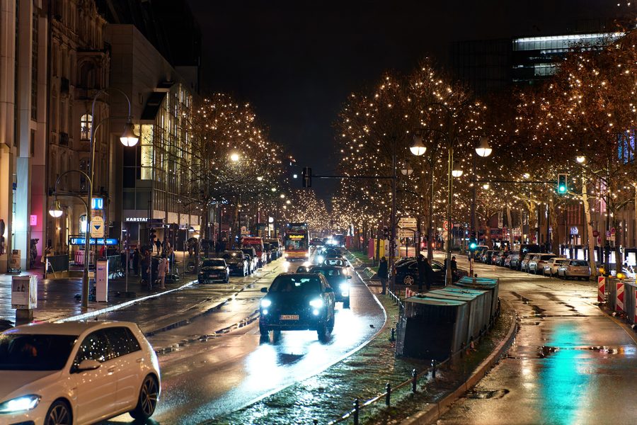 Kurfürstendamm a Berlino-Charlottenburg con illuminazione natalizia notturna
