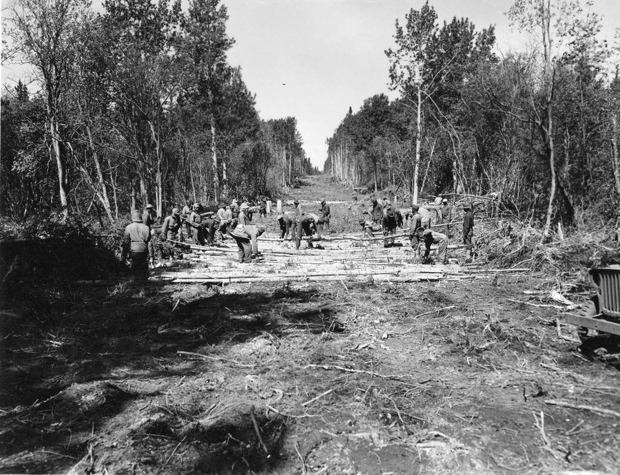 Foto storica di una strada in corduroy in costruzione della Alaska Highway vicino a Charlie Lake nel settore di Fort St. John