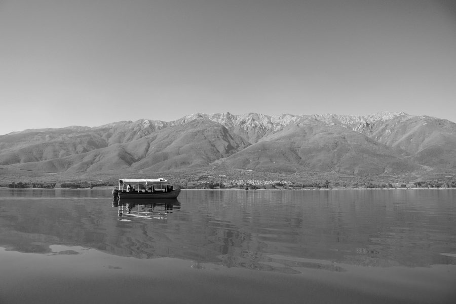 Lago Kerkini con paesaggio montano sullo sfondo