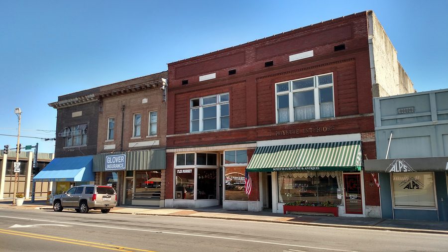 Edifici storici e strada nel centro di Lonoke, Arkansas