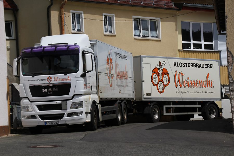 Camion davanti al birrificio del monastero di Weißenohe