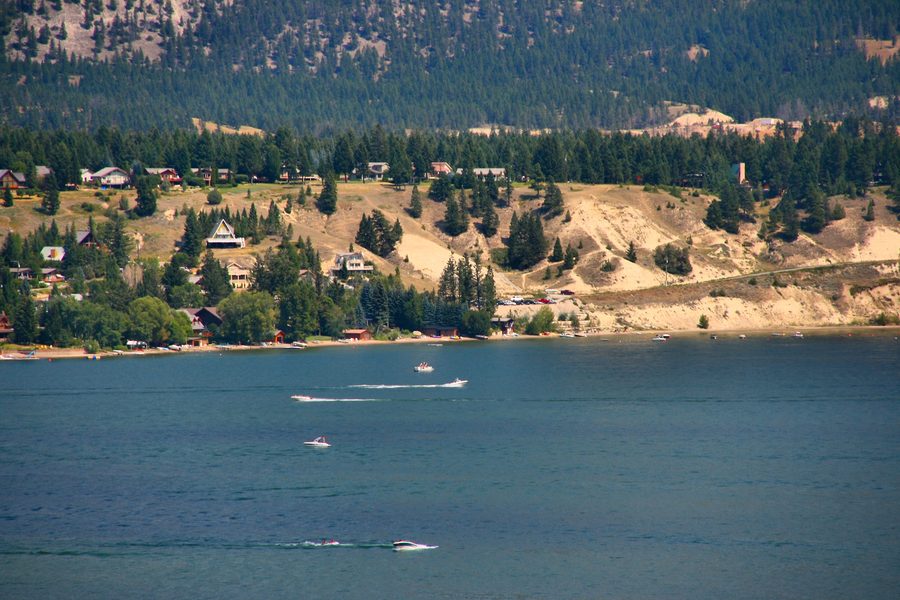 Lake Windermere in British Columbia con barche e paesaggio montano