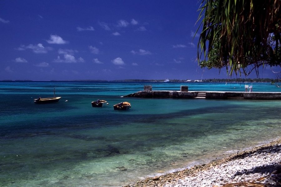 Spiaggia e paesaggio costiero pianeggiante a Funafuti in Tuvalu