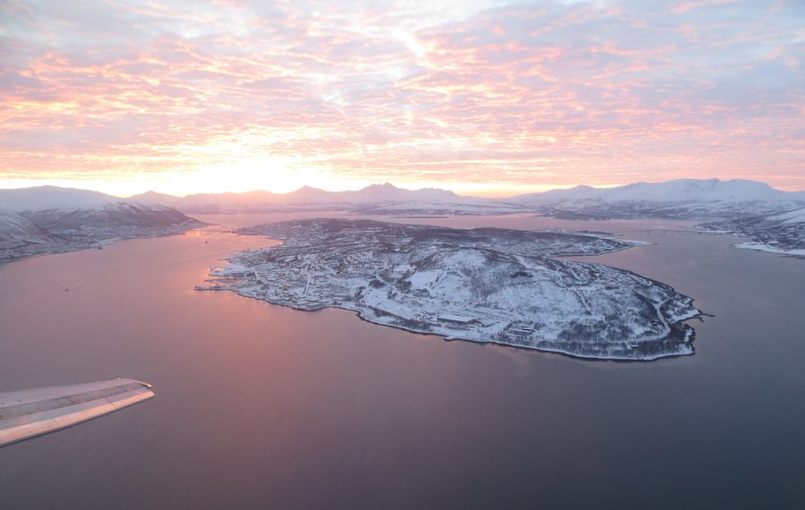 Veduta aerea di Tromsøya con le aree centrali della città nella Norvegia settentrionale