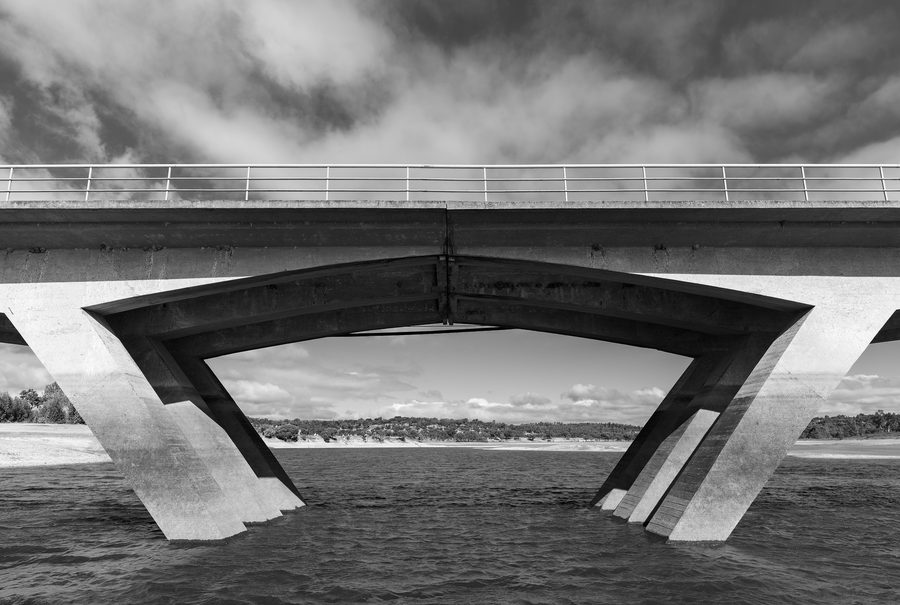 Ponte Nova sul bacino idrico di Montargil a Montargil, Portogallo