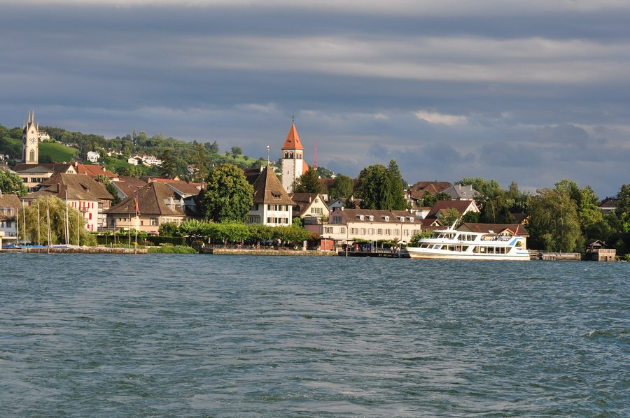 Küsnacht sul Lago di Zurigo, vista da un battello a vapore della ZSG