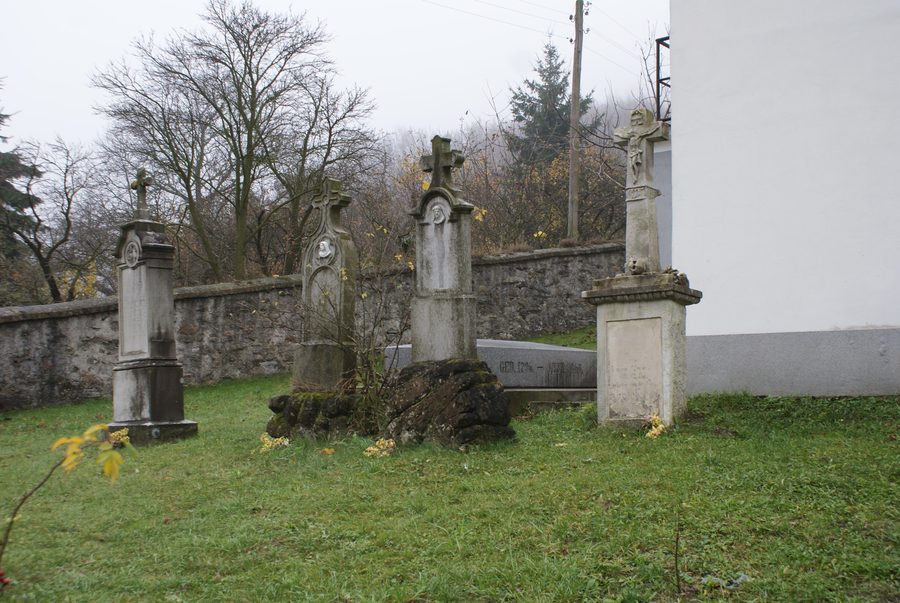 Lapidi nel cimitero della chiesa di Píla, nel distretto di Pezinok, Slovacchia