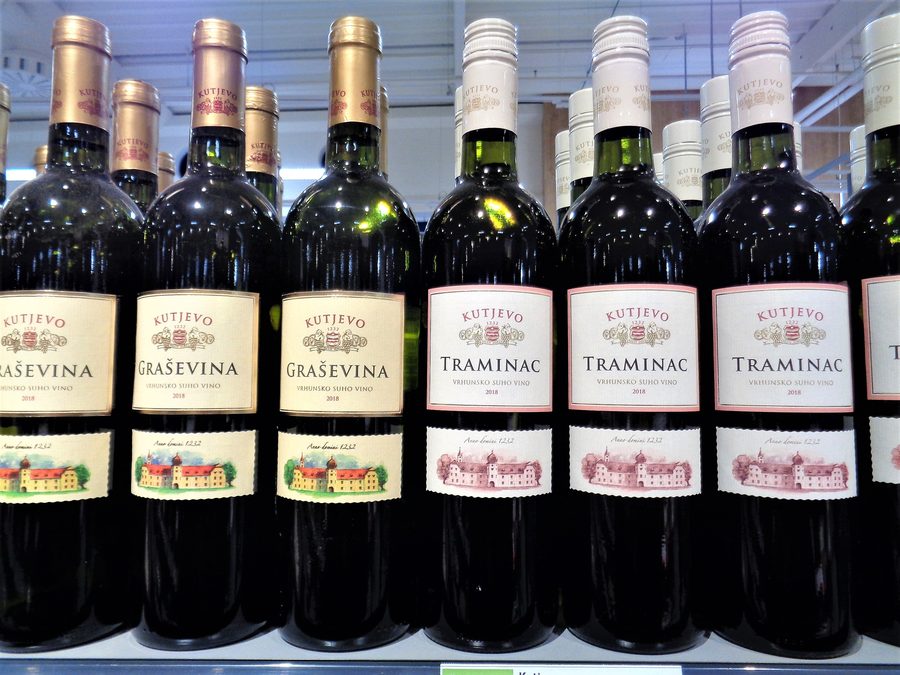 Bottiglie di vino Graševina e Traminac della Regione di Požega-Slavonia