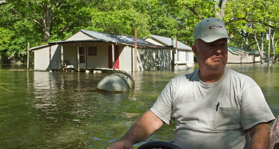 Motoscafo che osserva l’alluvione del Mississippi River nella Contea di Lauderdale, Tennessee