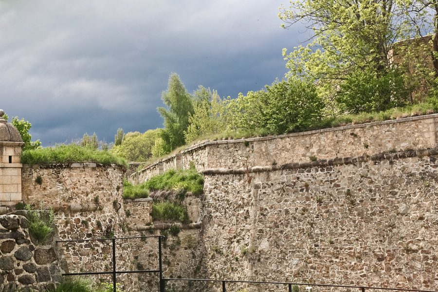 Citadella di Mont-Louis e le sue mura nei Pirenei