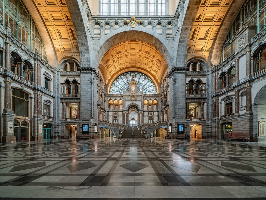 Interno della Stazione Centrale di Anversa con la sua grande sala e la cupola.