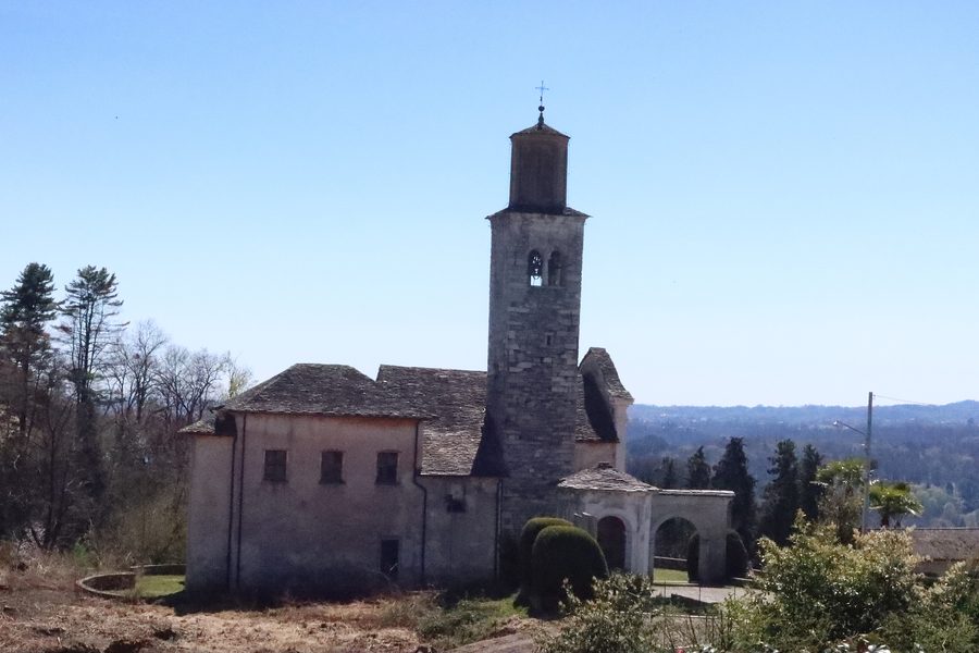 Vista esterna della chiesa di Sant'Antonio Abate a Vacciago