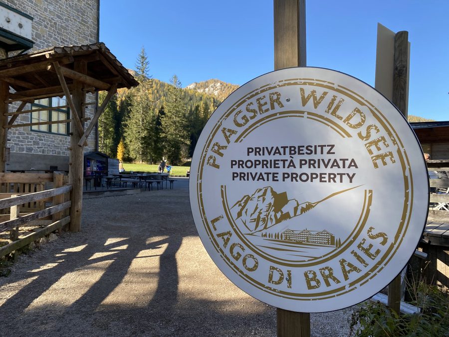 Lago di Braies con rive boscose e aspre cime montuose