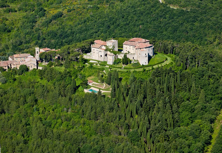 Borgo di Montegiove con castello medievale e la chiesa di San Lorenzo in Umbria
