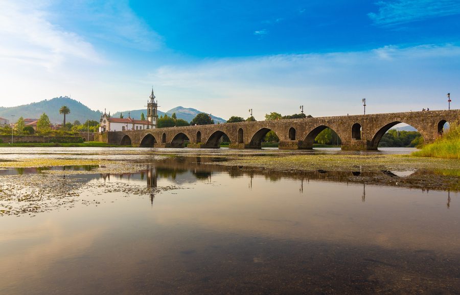 Ponte in pietra storico sul fiume Lima a Ponte de Lima, Portogallo