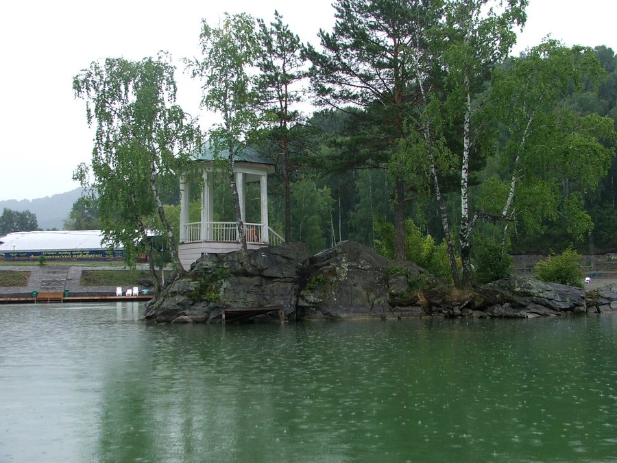 Il lago Aya con un piccolo padiglione su un’isola nel Territorio dell’Altaj.