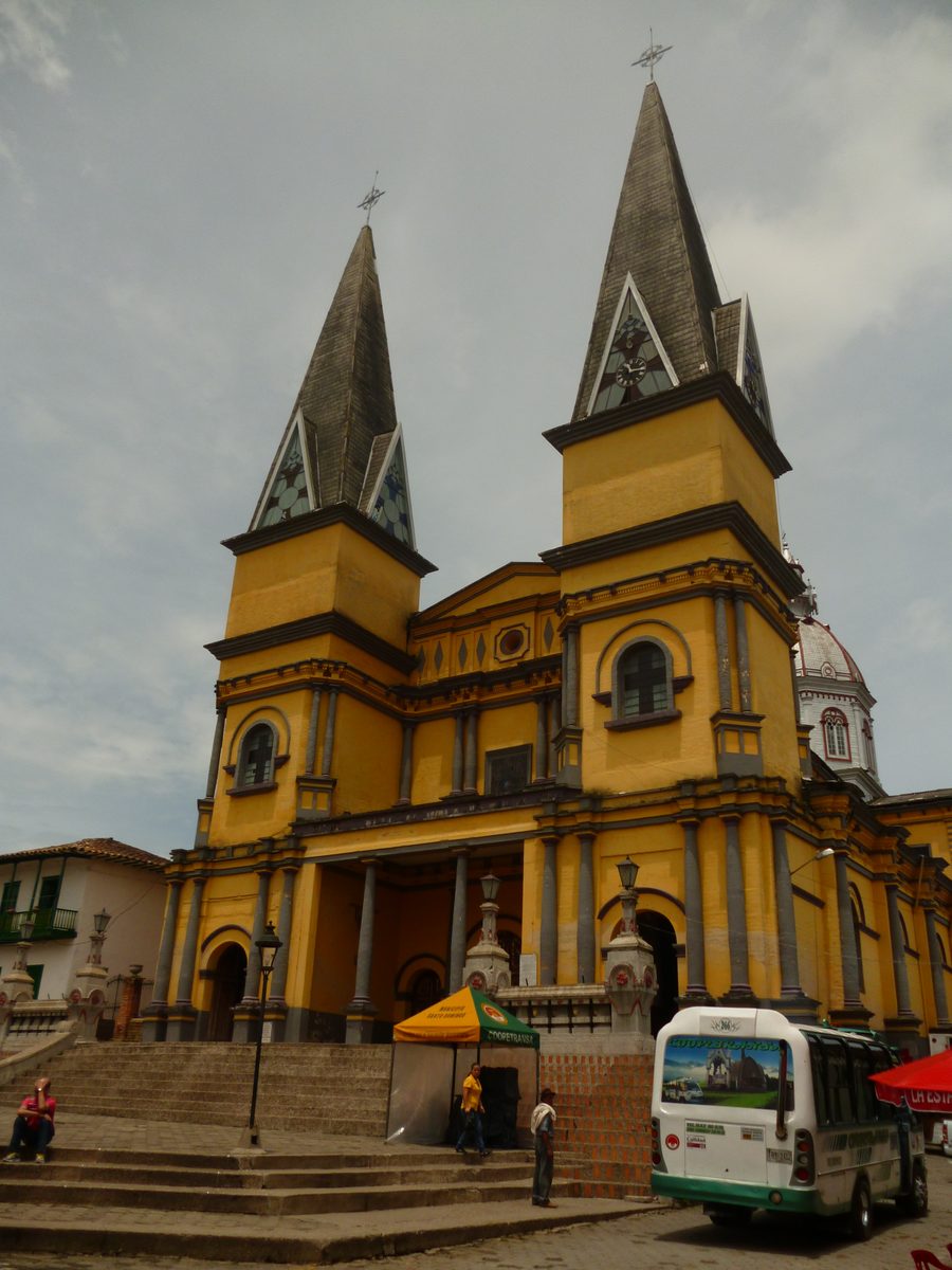 Chiesa nella piazza principale di Santo Domingo in Antioquia