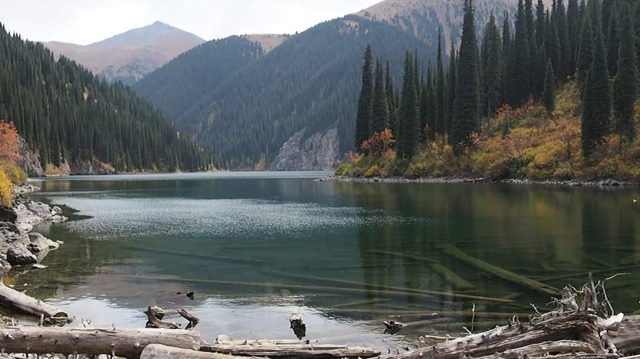 Il Secondo Lago Kolsai tra le montagne della regione di Almaty, Kazakistan.