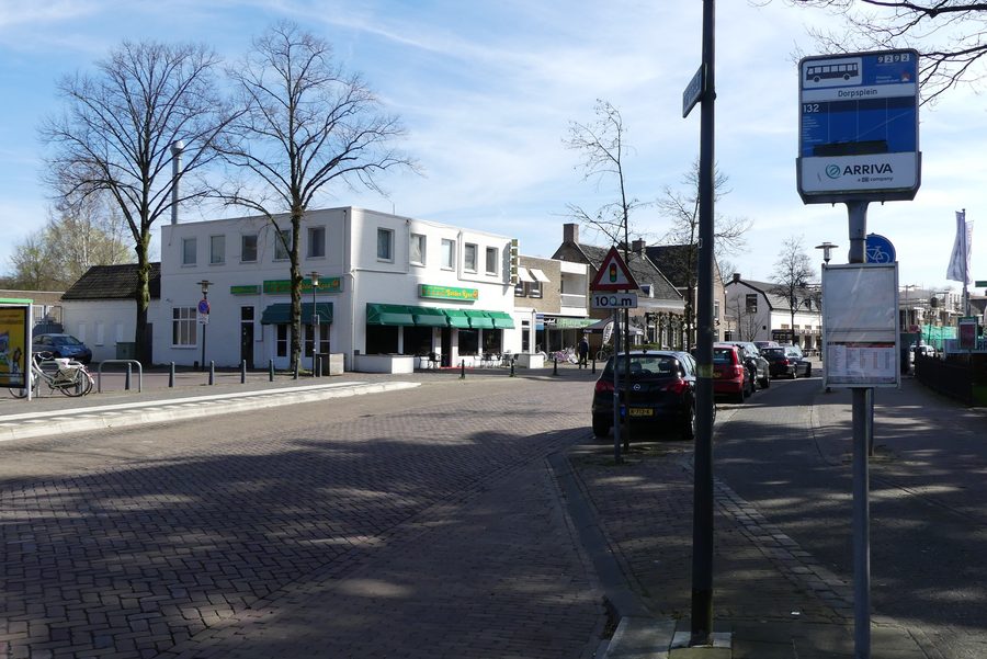 La Dorpstraat a Ulvenhout con fermata dell'autobus e ristorante