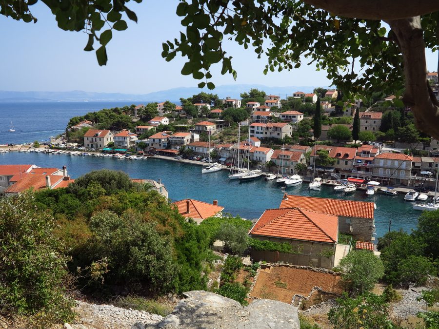 Lato orientale della baia di Stomorska a Šolta con costa e vista sull'acqua