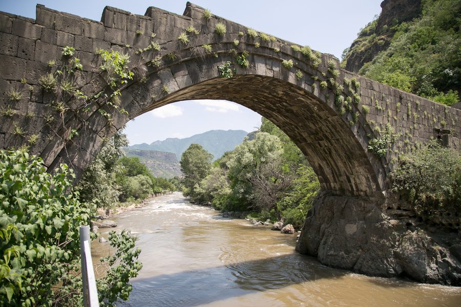 Storico ponte di Sanahin nei dintorni di Alawerdi in Armenia