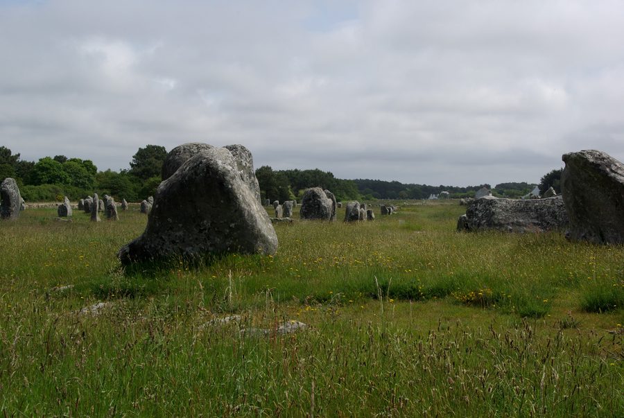 Menhir neolitici vicino a Carnac in Bretagna, Francia