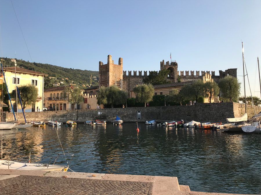 Il Castello Scaligero a Torri del Benaco visto dal porto.